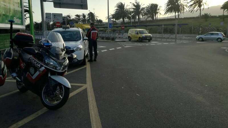 Efectivos de la Policía Canaria en el Aeropuerto de Gran Canaria (Foto TA)